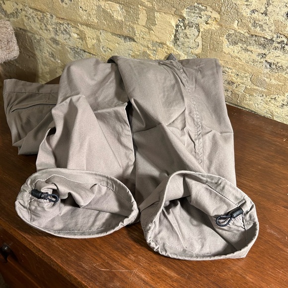 Mountain Hardware hiking pants. - Picture 4 of 5